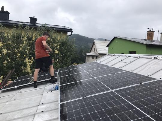 Fotovoltaická elektrárna na zahradním přístřešku