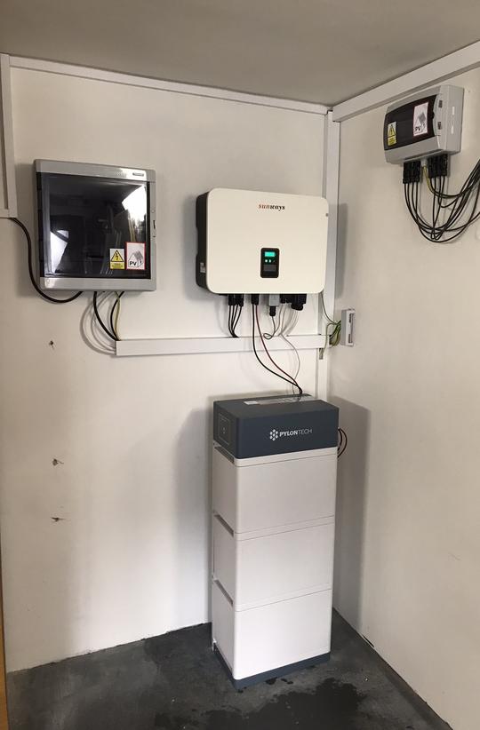 Technologie elektrárny v garáži (měnič, baterie, rozvodnice)