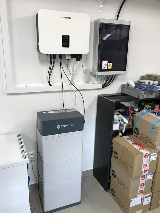 Technologie elektrárny v technické místnosti(měnič, baterie, rozvodnice)